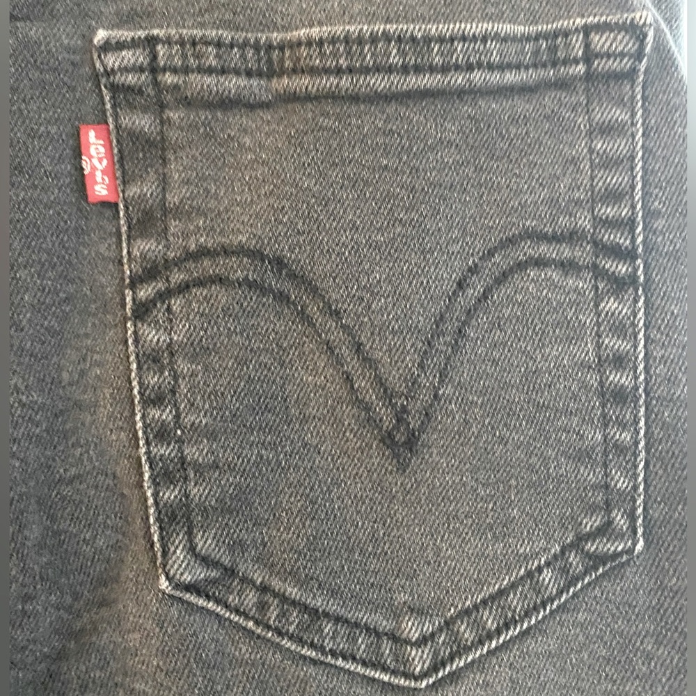 Levi’s black high waisted mom jeans. Size 28. Great quality.